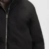 Jacka med staplade logotyper och vattenavvisande yta