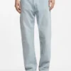 Jeans med normal passform i ljusblå denim Jeans med normal passform i ljusblå denim