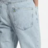 Jeans med normal passform i ljusblå denim Jeans med normal passform i ljusblå denim