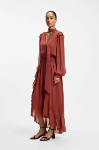 Klänning i crepe-georgette med avtagbar scarf