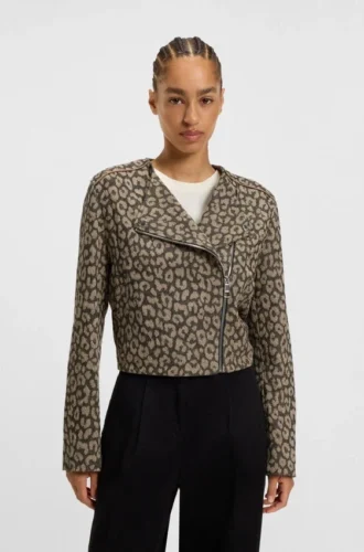 Kort bikerjacka med leopardmönster i jacquard