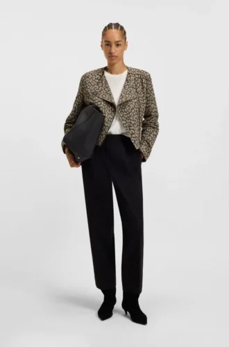 Kort bikerjacka med leopardmönster i jacquard