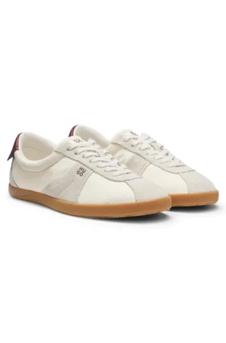 Låga sneakers med detaljer i mocka