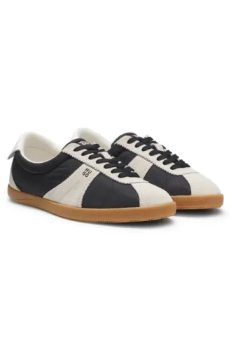 Låga sneakers med detaljer i mocka