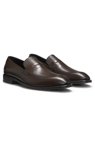 Loafers i läder med strukturerad tunga