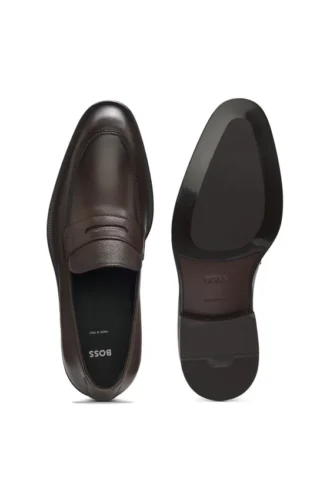 Loafers i läder med strukturerad tunga