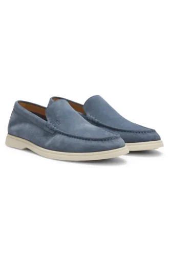 Loafers i mocka med präglad logotyp