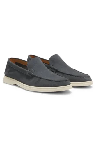 Loafers i mocka med präglad logotyp