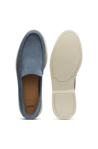 Loafers i mocka med präglad logotyp