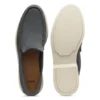 Loafers i mocka med präglad logotyp
