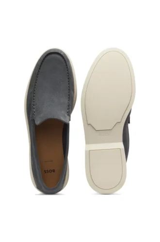 Loafers i mocka med präglad logotyp