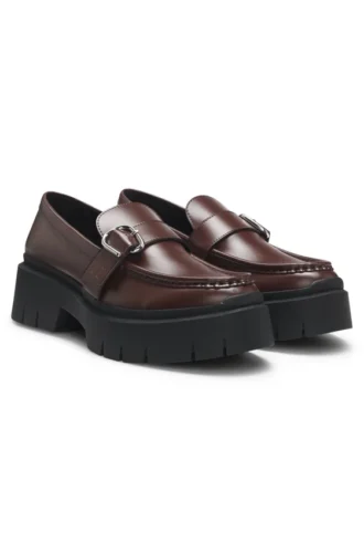Loafers med spänne