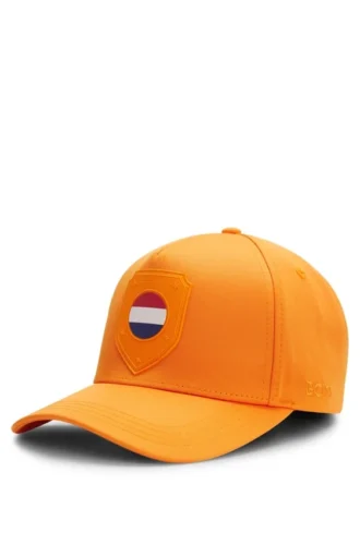 Logokepsar i glansig twill med landsflagga Logokepsar i glansig twill med landsflagga