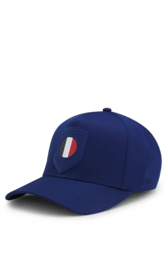 Logokepsar i glansig twill med landsflagga Logokepsar i glansig twill med landsflagga