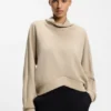 Löst sittande sweatshirt med draperad trattkrage