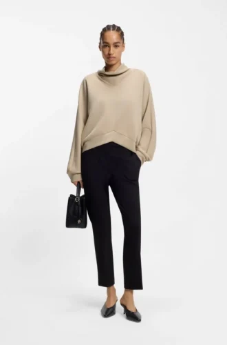 Löst sittande sweatshirt med draperad trattkrage