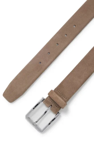 Mockabälten med silverfärgat spänne