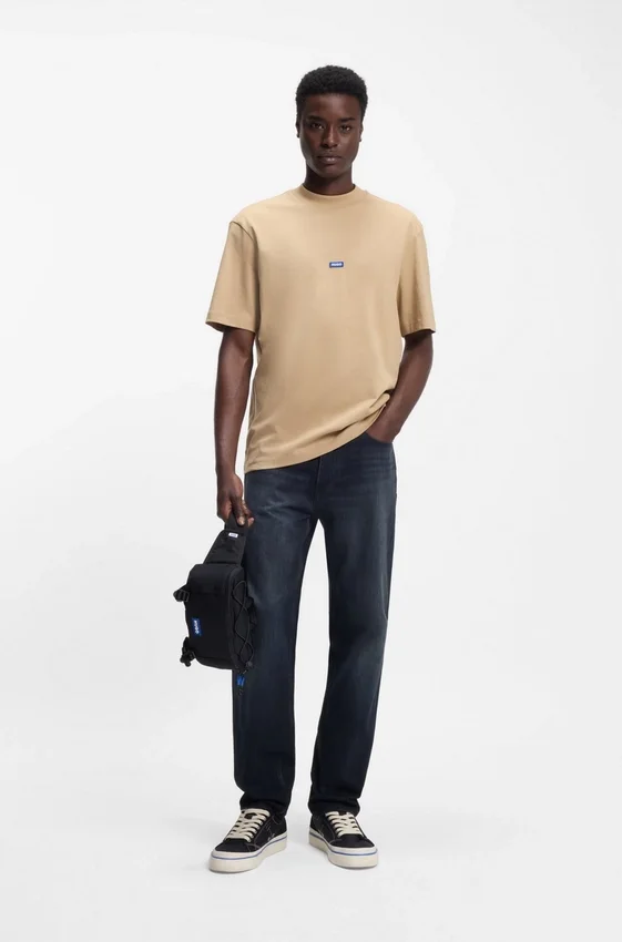 Mörkblå jeans i regular fit i stonewashed denim Mörkblå jeans i regular fit i stonewashed denim