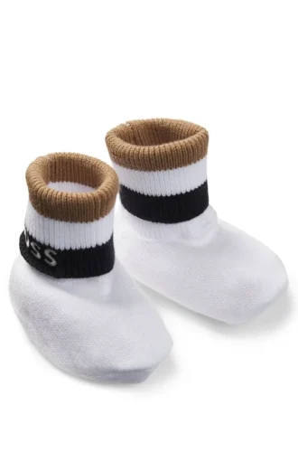 Mössa och tossor för bebisar i presentförpackning