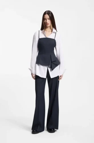 Nålstrecksmönstrad topp med peplum-fåll