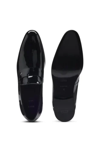 Pennyloafers i lackat konstläder