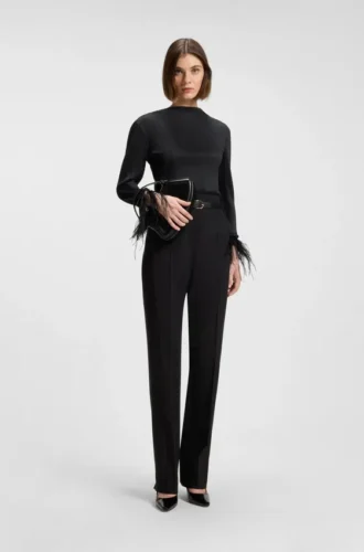 Plisserad topp med avtagbara fjäderdetaljer vid ärmsluten