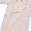 Presentförpackad pyjamas och mössa med logotyp för bebisar