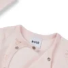 Presentförpackad pyjamas och mössa med logotyp för bebisar