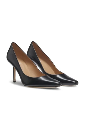 Pumps i polerat läder med spetsig tå