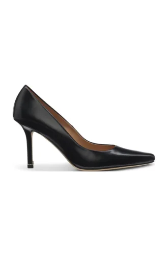 Pumps i polerat läder med spetsig tå