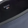 Reporterväska i konstläder med reflekterande detaljer