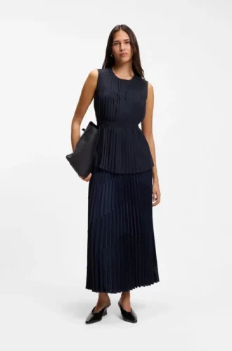 Ärmlös crepe-blus med veck