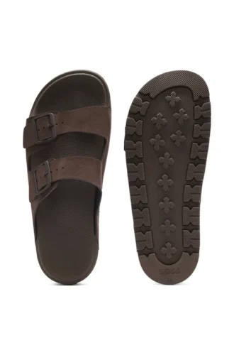 Sandaler med två remmar och spännen med varumärkeslogotyp