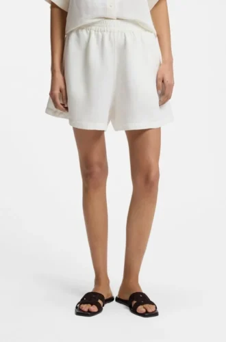 Shorts i avslappnad passform med broderat logo