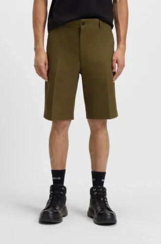 Shorts i normal passform i merceriserad stretchbomull