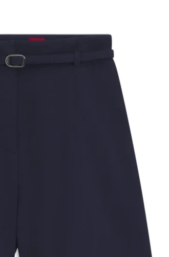 Shorts i normal passform med bälte med spänne