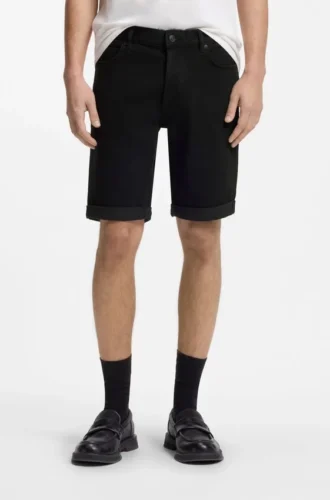 Shorts med avsmalnande passform i svart stretchdenim