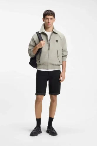 Shorts med avsmalnande passform i svart stretchdenim