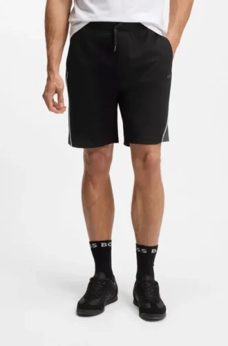 Shorts med kontrastkant i en bomullsblandning