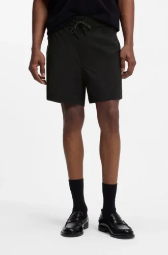 Shorts med kontrastpiping och vattenavvisande yta