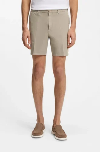 Shorts med modern passform i stretchig bomullstwill