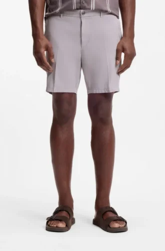 Shorts med modern passform i stretchig bomullstwill