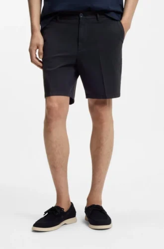 Shorts med modern passform i stretchig bomullstwill