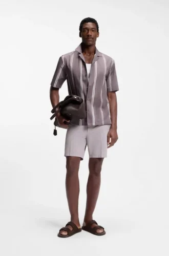Shorts med modern passform i stretchig bomullstwill