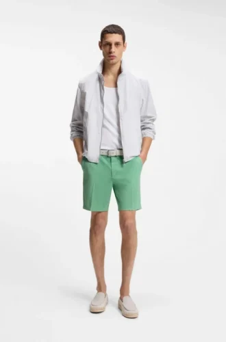 Shorts med modern passform i stretchig bomullstwill