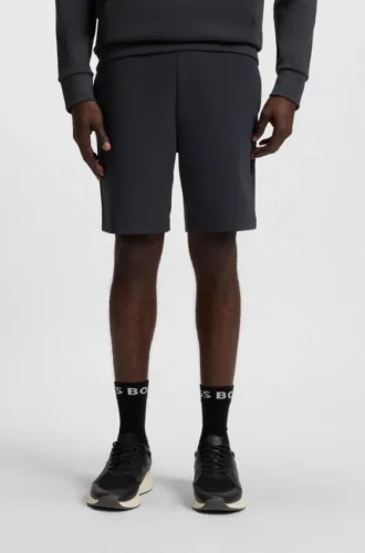 Shorts med randiga detaljer i en bomullsblandning