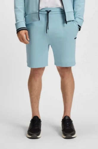 Shorts med randiga detaljer i en bomullsblandning