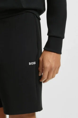 Shorts med randiga detaljer i en bomullsblandning