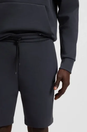 Shorts med randiga detaljer i en bomullsblandning