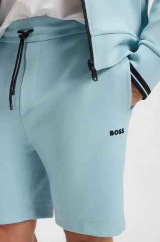 Shorts med randiga detaljer i en bomullsblandning
